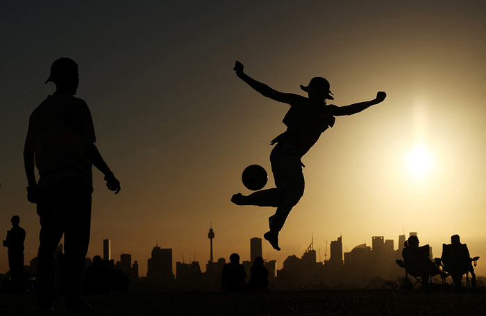 Игры в мяч на закате в Сиднее.