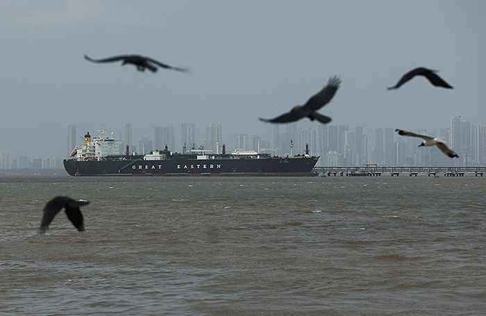 Tasnim: Иран разрешает проход через Ормуз судам с гуманитарными грузами