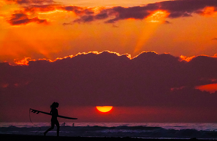 Восход солнца над Атлантическим океаном в Айл-оф-Палмс в США.