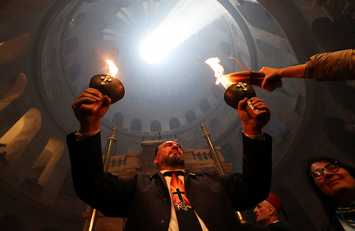 Схождения Благодатного огня в храме Гроба Господня в Иерусалиме накакнуне православной Пасхи.
