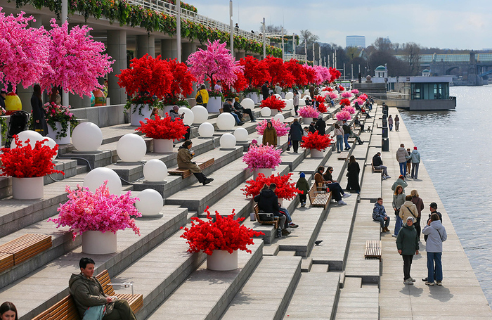 Весеннее украшение Пушкинской набережной в Москве.