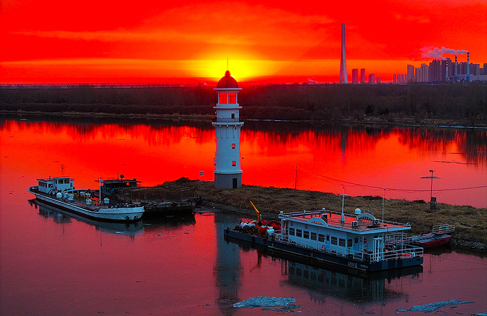 Рассвет над рекой Сунхуа в китайском Харбине.