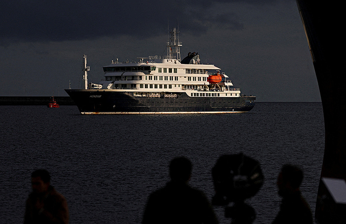 Круизный лайнер MV Hondius под флагом Нидерландов, на котором ранее была выявлена вспышка хантавируса, в порту Гранадилья на острове Тенерифе.