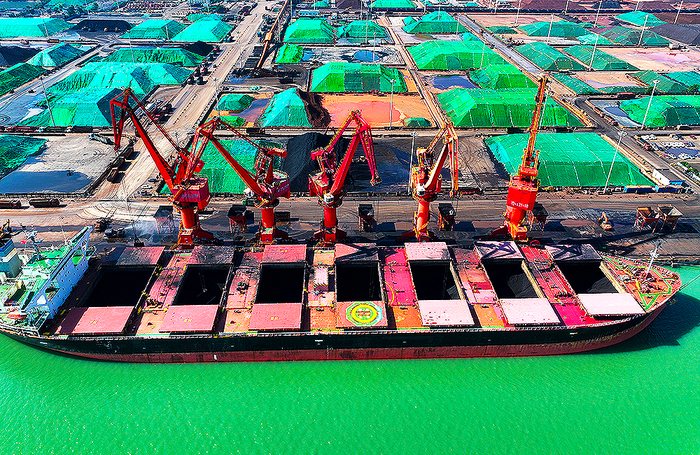 Угольный терминал в китайском порту Ляньюньган.