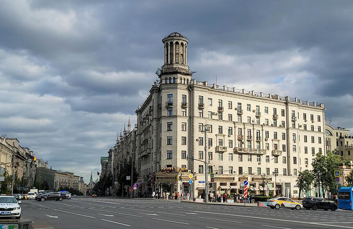 Знаменитому «дому под юбкой» на Пушкинской площади в Москве вернут и юбку, и девушку