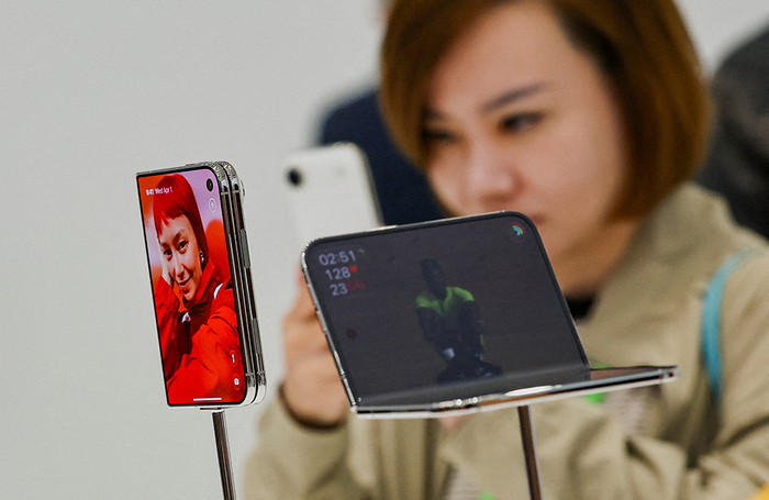 Новый складной iPhone Duo представлен на мероприятии Apple в театре имени Стива Джобса в Купертино.