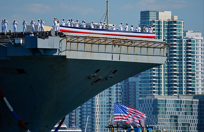 Американский авианосец USS Abraham Lincoln вернулся на базу в Сан-Диего после 321-дневной миссии на Ближнем Востоке. На его борту находились около 5 тысяч моряков и морских пехотинцев.