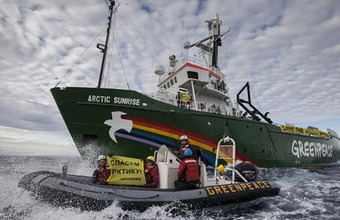 Пограничники высадились на судно Greenpeace Arctic Sunrise