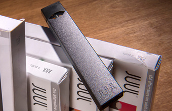 Juul обвинили в намеренной продаже миллиона «зараженных» картриджей