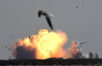 Почти получилось: прототип ракеты Starship взорвался после посадки