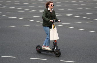 Езду на электросамокатах опять призвали вписать в рамки закона