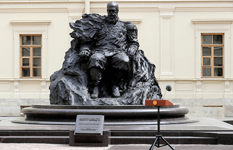 Ошибку на памятнике Александру III в Гатчине исправили за ночь