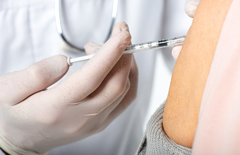 Для коллективного иммунитета доли в 60% вакцинированных может быть недостаточно: опыт других стран