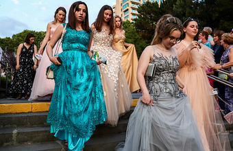 Как пройдут школьные выпускные в регионах России?