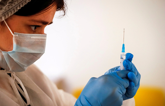 Сотрудник без зарплаты, работодатель — без компании. Оперштаб Москвы назвал последствия для отказавшихся привиться от ковида