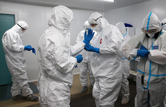 В регионах наблюдаются сбои в доплатах медикам за работу в условиях эпидемии