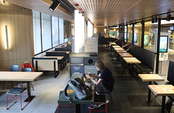 Власти Москвы привели свои данные о потере выручки ресторанов в результате пропусков по QR-кодам