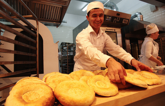 В Калининградской области мигрантам на год запретили работать в школах, хлебопекарнях и такси по патентам