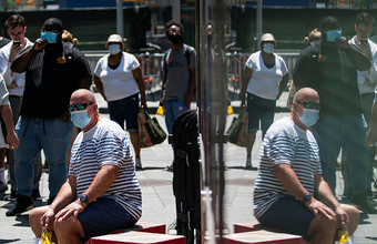 «Пряники кончились»: в США ужесточают ограничения и экспериментируют с обязательной вакцинацией