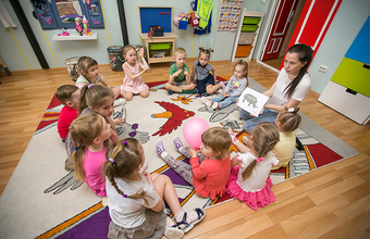 Путин поручил дать всем нуждающимся место в яслях