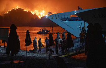 Премьер Греции: ситуация с пожарами немного улучшилась