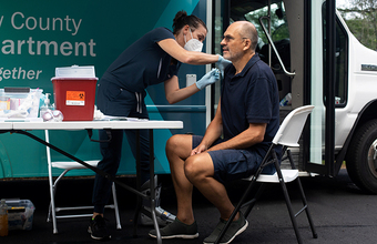 Вакцинированные в США почти никогда не умирают от коронавируса и защищены вдвое лучше, чем переболевшие