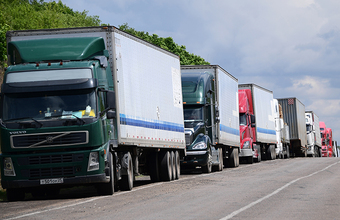 На границе России с Китаем копятся очереди из фур — доходит до драк между водителями