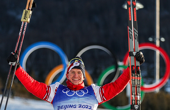Большунов выиграл скиатлон и принес России первое золото на Олимпиаде в Пекине