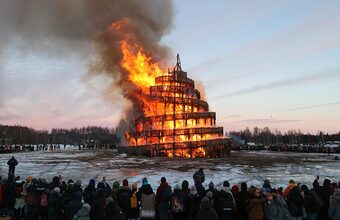 В Никола-Ленивце сожгли «Вавилонскую башню»
