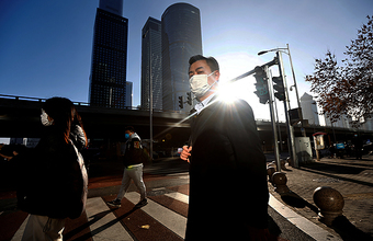 Власти КНР резко смягчают ковид-ограничения, но нефтяной рынок не верит в китайский спрос