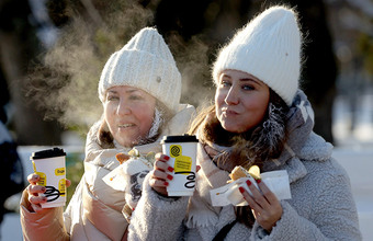 В Москве холодно, а некоторым еще и голодно