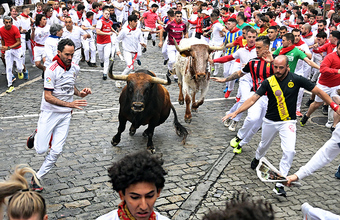 Бег с быками на фестивале Сан Фермин