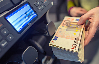 Банки продолжают вводить комиссии за внесение наличных долларов и евро