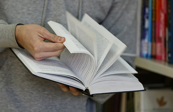 «Ъ»: «Мегамаркет» убрал более 250 книг российских и зарубежных авторов из-за пропаганды ЛГБТ