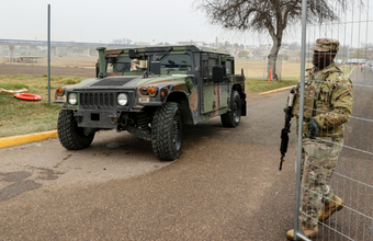 «Ситуация накаленная», но «гражданской войны не будет»: жители Техаса — о конфликте Белого дома и штата