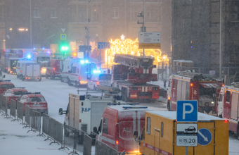 МЧС: пожарным удалось не допустить распространения огня на здание «Известия холл» в центре Москвы