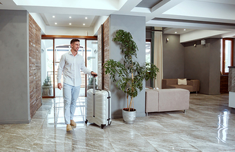 Власти хотят разрешить отелям заселять гостей по водительским правам и военному билету