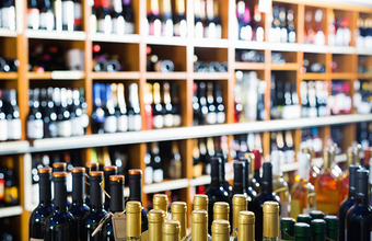 «Ведомости»: в России упростят выдачу лицензий на продажу алкогольной продукции
