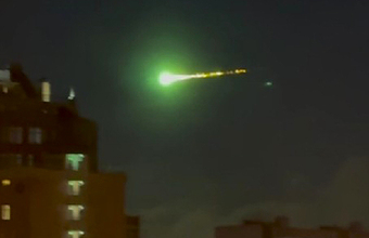 Над Москвой пролетел загадочный светящийся зеленый объект
