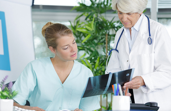 Минздрав смягчил законопроект об отработке молодых врачей под руководством наставника