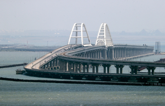 «Зеленый» транспорт лишили проезда по Крымскому мосту