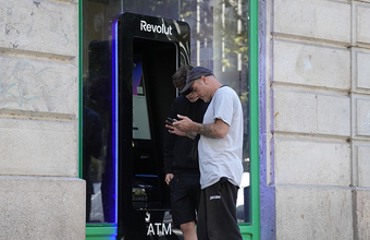 Банк Revolut потребовал от российских клиентов европейских ВНЖ и блокирует их счета