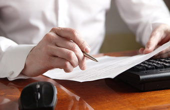 В Петербурге мужчина, ошибочно признанный мертвым, в суде доказал, что он жив