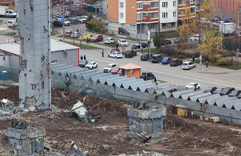 При демонтаже горнолыжного комплекса «Снежком» рухнувший кусок бетона повредил более 50 автомобилей