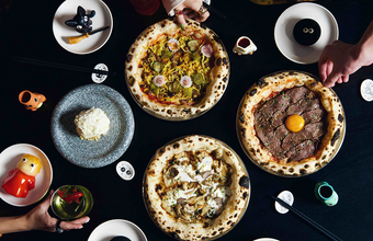 Сплюснутые бургеры, петух в красном вине, пицца по-японски — в новых ресторанах Москвы