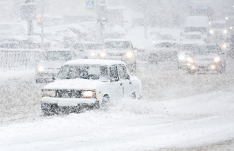 В российских регионах устраняют последствии снежного коллапса