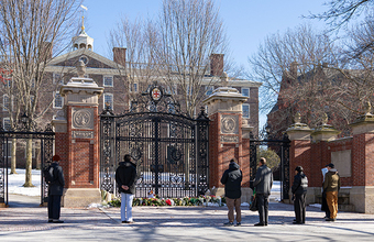 США приостанавливают розыгрыш грин-карт из-за стрельбы в Брауновском университете