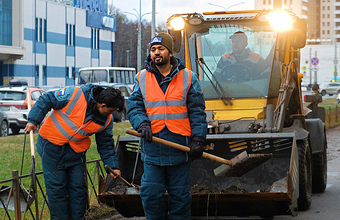 Петербургские коммунальные службы стали привлекать работников из Индии