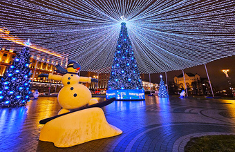 В соцсетях сравнили масштаб новогоднего оформления Москвы и регионов