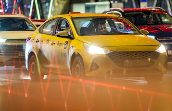 Пассажиры «Яндекс Такси» теперь будут получать ИИ-подсказки о заведениях, куда они едут